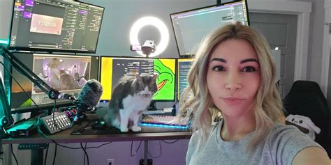 Twitch Streamer Alinity Talks to CodeMiko About Cat Throwing。